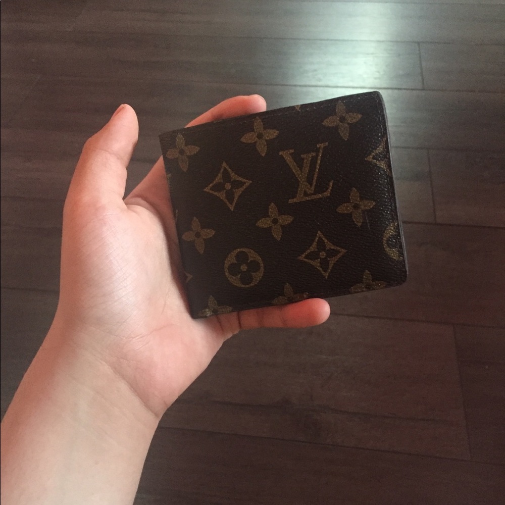 Louis vuitton wallet (price negotiable )